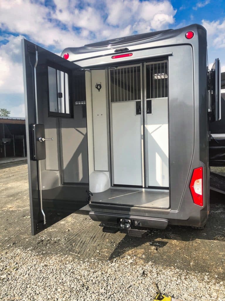 Camion de location chevaux STX, vue arrière