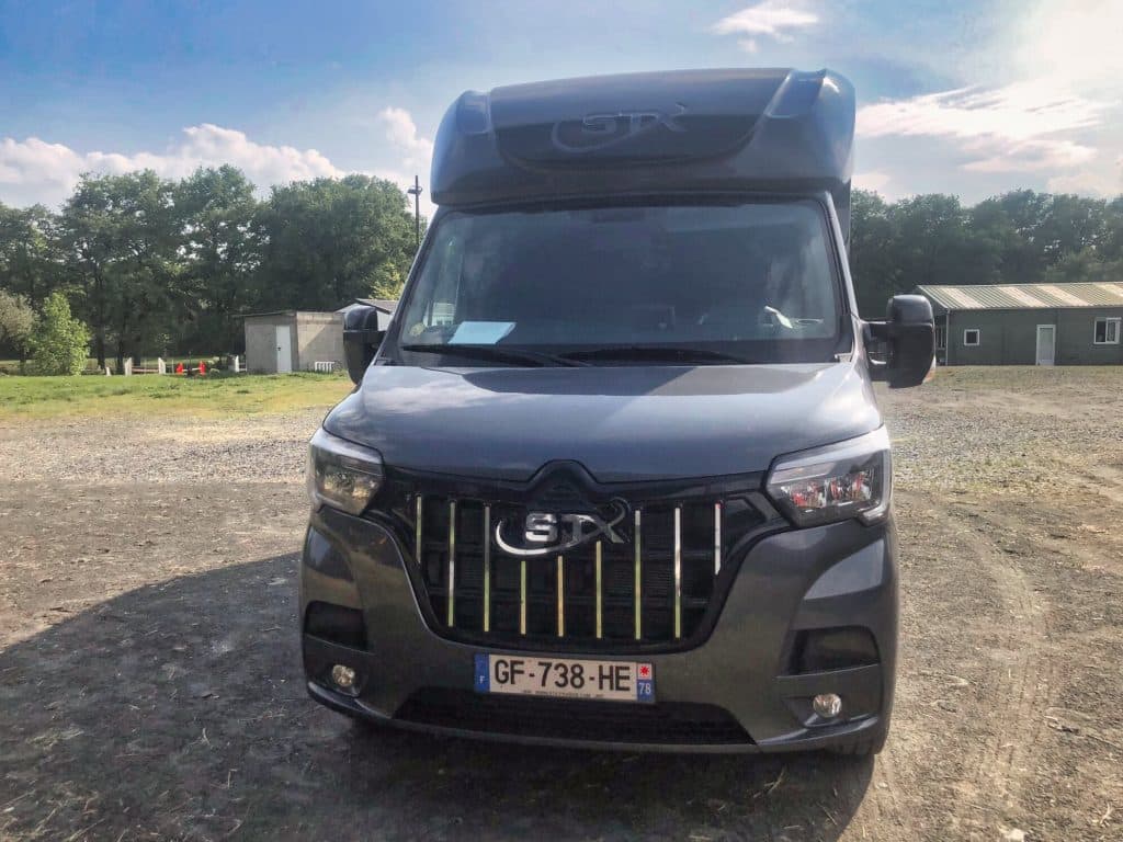 Camion de location chevaux STX, vue avant