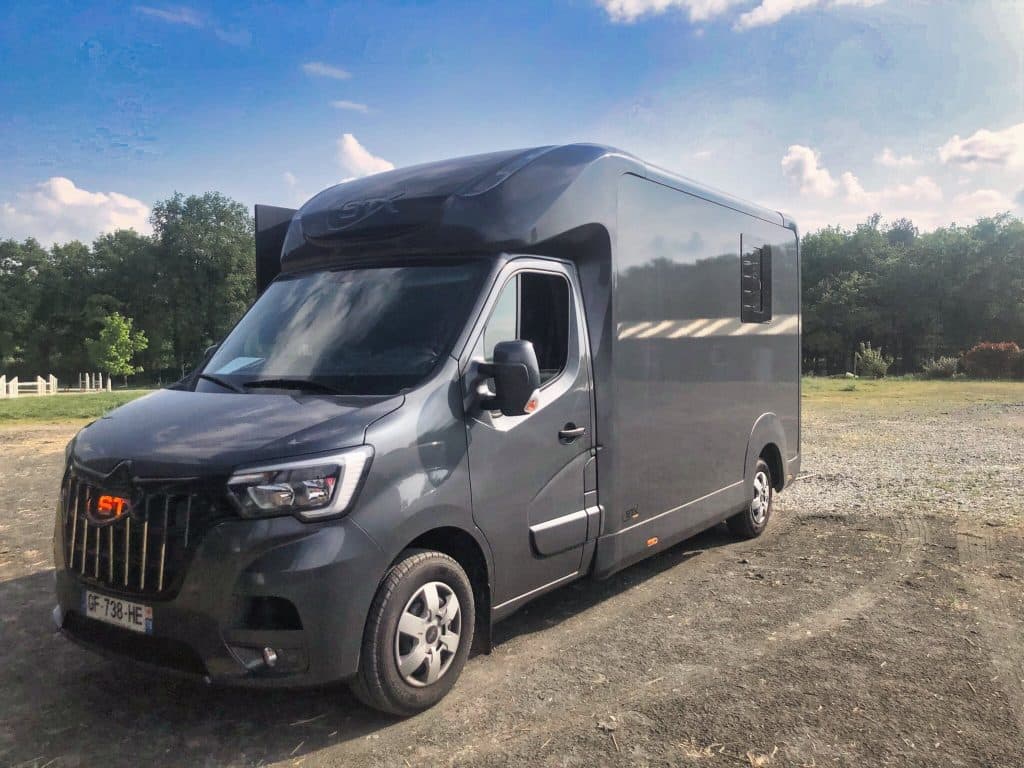 Camion de location chevaux STX, vue extérieure