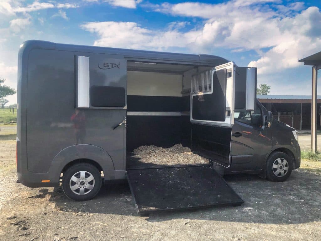 Camion de location chevaux STX, profil ouvert